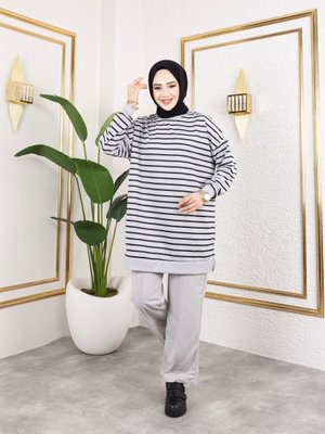 Gri Bisiklet Yaka Ve Çizgili İplik Pantolon İle Tunik Takım Gri Bisiklet Yaka Ve Çizgili İplik Pantolon İle Tunik Takım