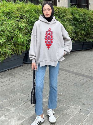 Yırtmaç Detaylı Baskılı Sweatshirt Gri Yırtmaç Detaylı Baskılı Sweatshirt Gri