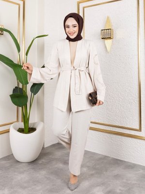 Bej Kolları Desen Nakış Detaylı Ve Kuşaklı Keten Kumaş Ceket & Pantolon Takım Bej Kolları Desen Nakış Detaylı Ve Kuşaklı Keten Kumaş Ceket & Pantolon Takım