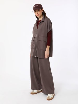 Yumuşak Dokulu Cep Detaylı Yelek & Pantolon Takım Kahverengi