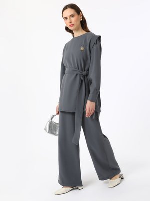 Gri Exclusive Broş Detaylı Modal Kumaş Pantolon Tunik İkili Takım Gri Exclusive Broş Detaylı Modal Kumaş Pantolon Tunik İkili Takım