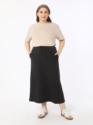 Siyah Büyük Beden Beli Lastikli Örme Etek
