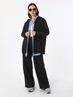 Siyah Yumuşak Tuşeli Fermuar Detaylı İkili Takım