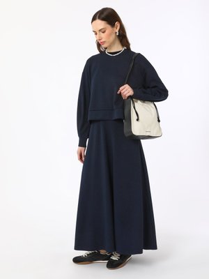 Lacivert Yumuşak Tuşeli Rahat Kalıp Etekli Takım