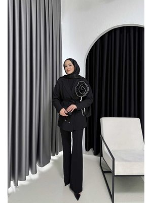 Siyah Gül Broşlu Krep Ceketli Takım Siyah Gül Broşlu Krep Ceketli Takım