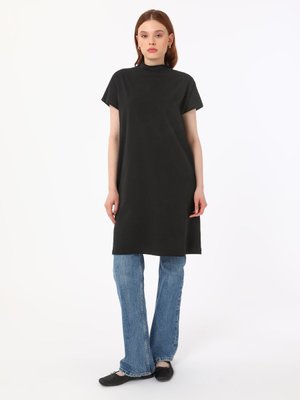 Siyah Dik Yakalı Düşük Kollu Tshirt