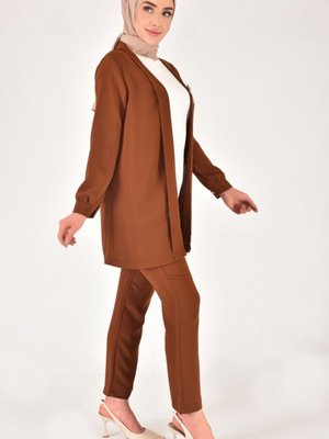Kahverengi Krep Kumaş Taş Aksesuar Detaylı Üçlü Takım Kahverengi Krep Kumaş Taş Aksesuar Detaylı Üçlü Takım