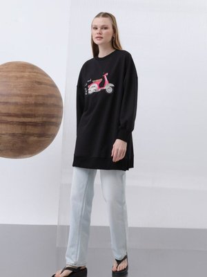 Siyah İki İplik Kumaş Scooter Nakış Detaylı Sweatshirt Siyah İki İplik Kumaş Scooter Nakış Detaylı Sweatshirt