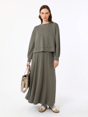 Haki Yumuşak Dokulu Rahat Sweatshirt & Etek Takım Haki Yumuşak Dokulu Rahat Sweatshirt & Etek Takım