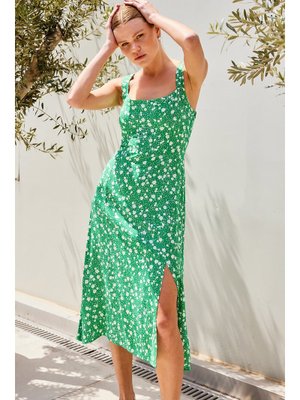 Yeşil Yırtmaçlı Askılı Viskon Elbise Yeşil Yırtmaçlı Askılı Viskon Elbise