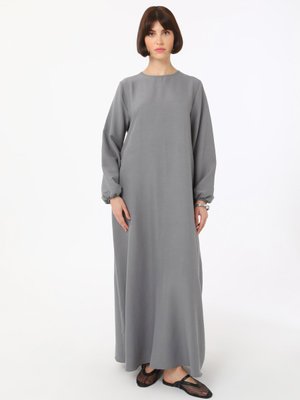 Gri Yumuşak Tuşeli Elbise
