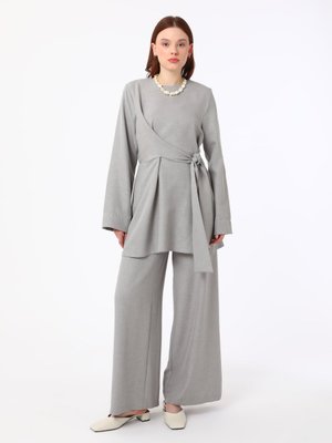 Keten Görünümlü Bağlama Detaylı Gri Takım Keten Görünümlü Bağlama Detaylı Gri Takım