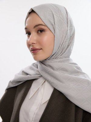 Gümüş Rengi İpeksi Jakar V Desen Şal Gümüş Rengi İpeksi Jakar V Desen Şal