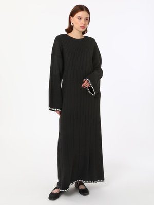 Siyah Ajur Detaylı Triko Elbise