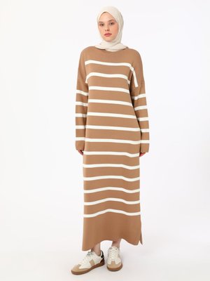 Camel Çizgi Raporlu Boğazlı Triko Elbise