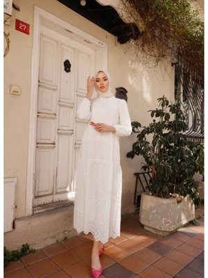 Beyaz Dantel Fisto Uzun Elbise