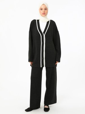 Siyah Şerit Detaylı Triko Pantolon Takım
