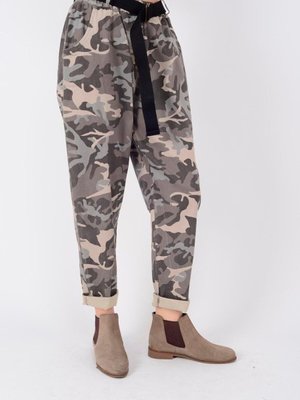 Vizon Italyan Kemerli Kamuflaj Desenli Şalvar Gabardin Pantolon Vizon Italyan Kemerli Kamuflaj Desenli Şalvar Gabardin Pantolon