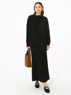 Siyah Triko Etekli Takım