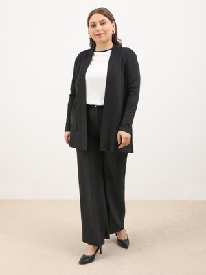 Siyah Kısa Boy Bayan Hırka