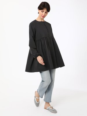 Siyah Büzgü Detaylı Düğmeli Tunik