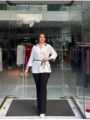 Beyaz Büyük Beden Yaka Da Aksesuar Detaylı Ve Kendinden Kemerli Gömlek