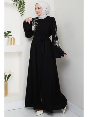 Siyah İncili Çiçek Motifli Kuşaklı Ferace Siyah İncili Çiçek Motifli Kuşaklı Ferace