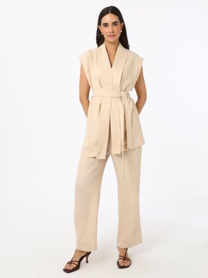 Taş Rengi Keten Görünümlü Yelek Pantolon İkili Takım