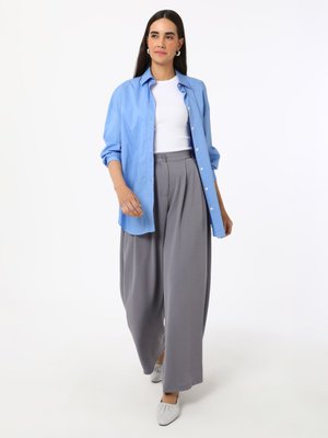 Gri Pile Detaylı Klasik Pantolon Gri Pile Detaylı Klasik Pantolon