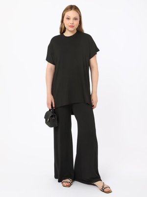 Siyah Kısakollu Bol Kesim Büyük Beden Takım