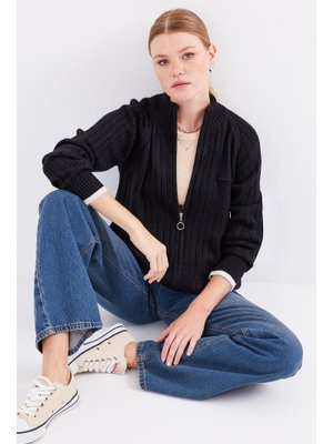 Siyah Fermuarlı Triko Hırka