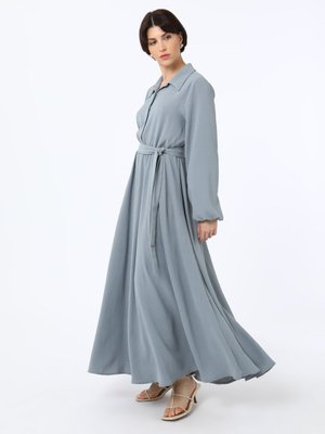 Gri Düğme Detaylı Kuşaklı Elbise