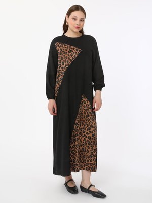 Siyah Büyük Beden Leopar Detaylı Dokuma Elbise Siyah Büyük Beden Leopar Detaylı Dokuma Elbise