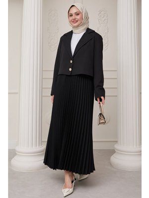 İki Düğmeli Ceketli Piliseli Etekli Siyah Takım