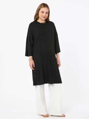 Siyah Çıtçıt Detaylı Büyük Beden Tunik