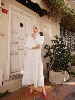 Beyaz Brode Desenli Elbise