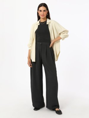 Siyah Pile Detaylı Klasik Pantolon Siyah Pile Detaylı Klasik Pantolon