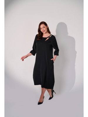 Siyah Büyük Beden Omuzu Aksesuar Detaylı Elbise