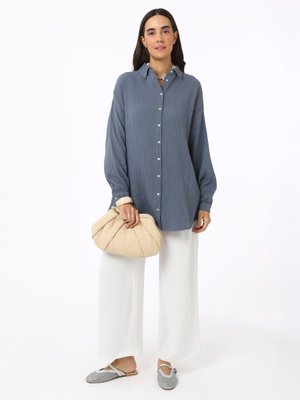 Gri Mavi Pamuklu Müslin Kumaş Sedef Düğmeli Bluz / Gömlek Gri Mavi Pamuklu Müslin Kumaş Sedef Düğmeli Bluz / Gömlek