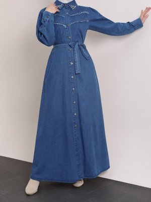 Koyu Mavi Yakası Ve Göğsü Taşlı Eskitme Kot Elbise