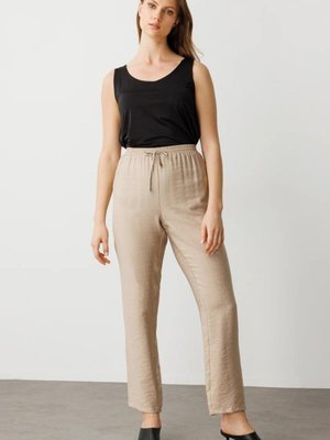 Kum Beli Lastikli Bej Pantolon Kum Beli Lastikli Bej Pantolon