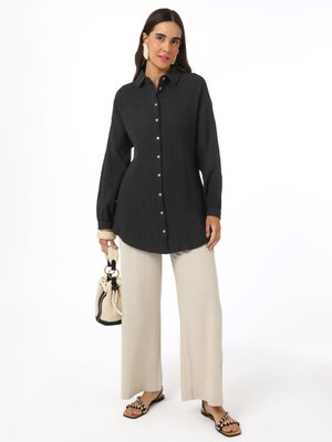 Siyah Pamuklu Müslin Kumaş Sedef Düğmeli Bluz / Gömlek Siyah Pamuklu Müslin Kumaş Sedef Düğmeli Bluz / Gömlek