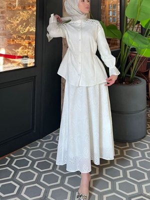 Beyaz Belden Sıkmalı Omuzu Taş Detaylı Fistolu İkili Takım