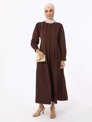 Kahverengi Pile Detaylı Krep Kumaş Elbise
