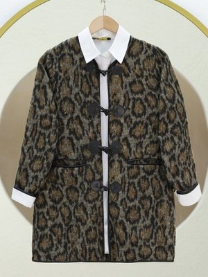 Taba Deri Detaylı Leopar Desen Önü Düğmeli Ceket Taba Deri Detaylı Leopar Desen Önü Düğmeli Ceket