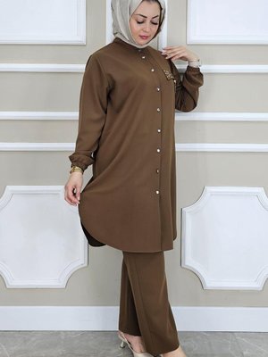 Kahverengi Aksesuarlı Hakim Yaka İkili Takım