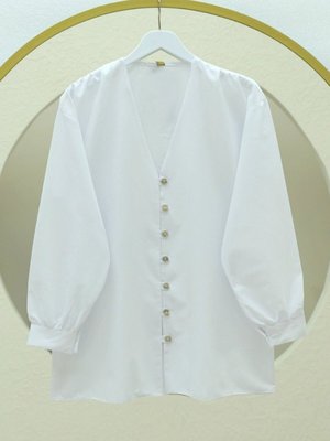 Beyaz V Yaka Boydan Düğmeli Poplin Gömlek