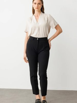 Siyah Beş Cepli Boru Paça Pantolon Siyah Beş Cepli Boru Paça Pantolon