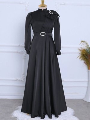 Siyah Broşlu Fiyonklu Taşlı Kemerli Saten Abiye Elbise