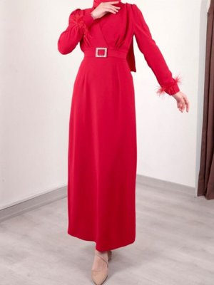 Kırmızı Tokalı Kemerli Kolu Tüy Detaylı Önü Çift Kat Elbise Kırmızı Tokalı Kemerli Kolu Tüy Detaylı Önü Çift Kat Elbise